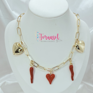 Collar de chiles y corazones